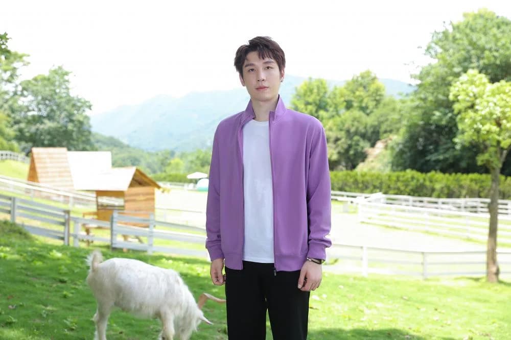 DG-2222 · Stand-Collar Sweatshirt · Real product view 04